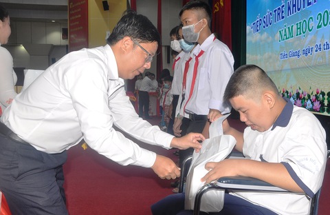 Tiền Giang trao 332 học bổng cho trẻ em khuyết tật, mồ côi - Ảnh 1. Tiền Giang trao 332 học bổng cho trẻ em khuyết tật, mồ côi - Ảnh 1.