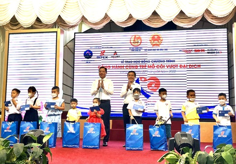 Bitex và Anh Khuê Watch đồng hành cùng 101 trẻ em mồ côi vượt đại dịch tại Long An - Ảnh 1. Bitex và Anh Khuê Watch đồng hành cùng 101 trẻ em mồ côi vượt đại dịch tại Long An - Ảnh 1.