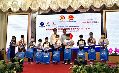 Bitex và Anh Khuê Watch đồng hành cùng 101 trẻ em mồ côi vượt đại dịch tại Long An - Ảnh 3. Bitex và Anh Khuê Watch đồng hành cùng 101 trẻ em mồ côi vượt đại dịch tại Long An - Ảnh 3.