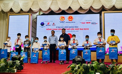 Bitex và Anh Khuê Watch đồng hành cùng 101 trẻ em mồ côi vượt đại dịch tại Long An - Ảnh 4. Bitex và Anh Khuê Watch đồng hành cùng 101 trẻ em mồ côi vượt đại dịch tại Long An - Ảnh 4.