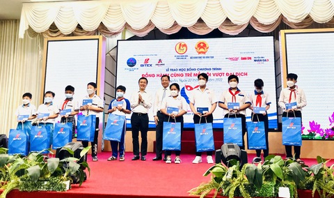 Bitex và Anh Khuê Watch đồng hành cùng 101 trẻ em mồ côi vượt đại dịch tại Long An - Ảnh 5. Bitex và Anh Khuê Watch đồng hành cùng 101 trẻ em mồ côi vượt đại dịch tại Long An - Ảnh 5.