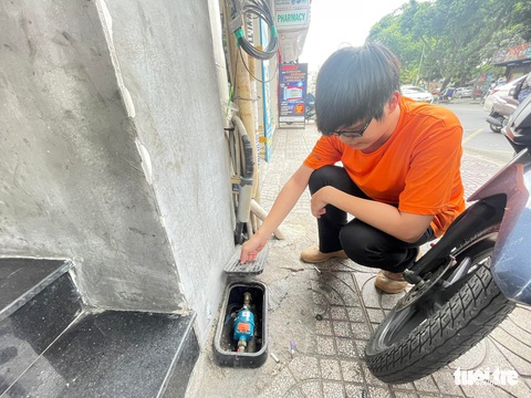 Ngăn mất cắp đồng hồ nước bằng cách đổ bê tông? - Ảnh 2. Ngăn mất cắp đồng hồ nước bằng cách đổ bê tông? - Ảnh 2.