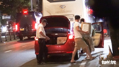 Sau khi báo Tuổi Trẻ phản ánh xe dù lộng hành, TP.HCM xử phạt hàng trăm trường hợp - Ảnh 1. Sau khi báo Tuổi Trẻ phản ánh xe dù lộng hành, TP.HCM xử phạt hàng trăm trường hợp - Ảnh 1.