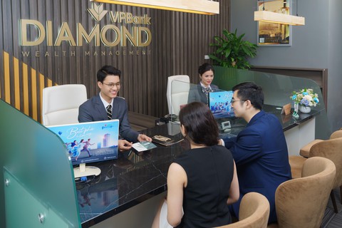 Khách hàng gửi tiết kiệm tại VPBank trúng thưởng hàng chục triệu đồng - Ảnh 1. Khách hàng gửi tiết kiệm tại VPBank trúng thưởng hàng chục triệu đồng - Ảnh 1.