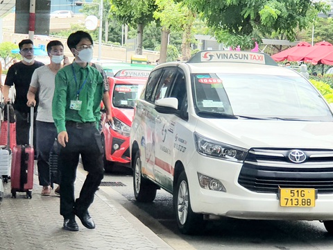 Nhiều giải pháp giảm ùn tắc ở Tân Sơn Nhất - Ảnh 1. Nhiều giải pháp giảm ùn tắc ở Tân Sơn Nhất - Ảnh 1.