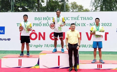 Học sinh lớp 6 đoạt á quân quần vợt Đại hội TDTT TP.HCM - Ảnh 1. Học sinh lớp 6 đoạt á quân quần vợt Đại hội TDTT TP.HCM - Ảnh 1.
