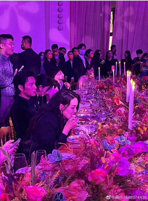 Quả hất chân túm váy thần tốc của Thư Kỳ trên thảm đỏ gây bão - Ảnh 3. Quả hất chân túm váy thần tốc của Thư Kỳ trên thảm đỏ gây bão - Ảnh 3.