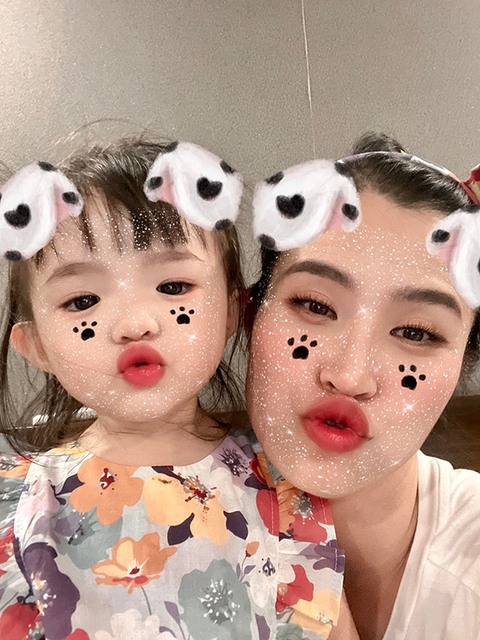 Ảnh vui sao Việt 25-8: Mẹ Hiền Thục nhí nhảnh trên phố - Ảnh 2. Ảnh vui sao Việt 25-8: Mẹ Hiền Thục nhí nhảnh trên phố - Ảnh 2.
