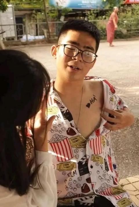 Ảnh vui 25-8: Giới trẻ yêu nhau, thợ xăm... mệt! - Ảnh 2. Ảnh vui 25-8: Giới trẻ yêu nhau, thợ xăm... mệt! - Ảnh 2.