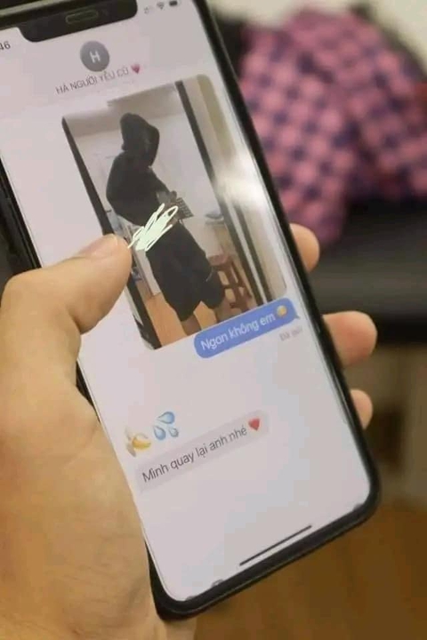 Ảnh vui 25-8: Giới trẻ yêu nhau, thợ xăm... mệt! - Ảnh 8. Ảnh vui 25-8: Giới trẻ yêu nhau, thợ xăm... mệt! - Ảnh 8.