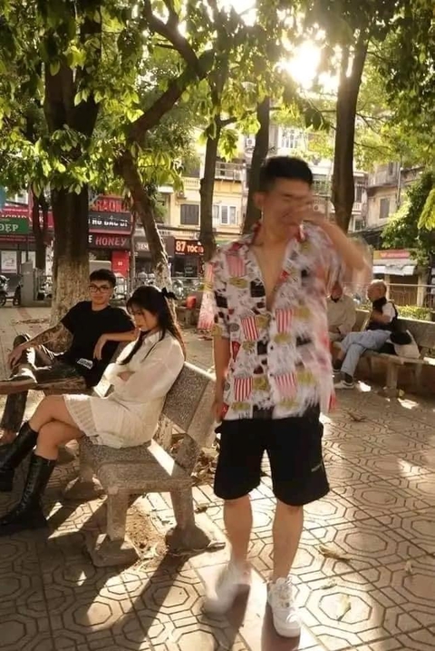 Ảnh vui 25-8: Giới trẻ yêu nhau, thợ xăm... mệt! - Ảnh 12. Ảnh vui 25-8: Giới trẻ yêu nhau, thợ xăm... mệt! - Ảnh 12.