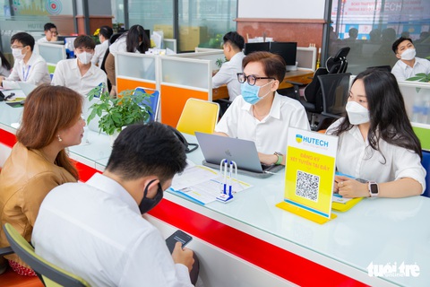 Hồi hộp đóng lệ phí xét tuyển - Ảnh 1. Hồi hộp đóng lệ phí xét tuyển - Ảnh 1.