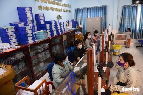Vì sao công chức TP.HCM bị quá tải? - Ảnh 1. Vì sao công chức TP.HCM bị quá tải? - Ảnh 1.