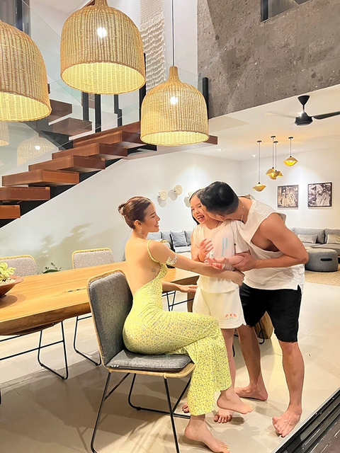 Ảnh vui sao Việt 25-8: Mẹ Hiền Thục nhí nhảnh trên phố - Ảnh 6. Ảnh vui sao Việt 25-8: Mẹ Hiền Thục nhí nhảnh trên phố - Ảnh 6.