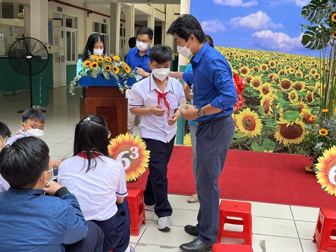 Nhiều trường tại TP.HCM tổ chức đón học sinh lớp 6 tựu trường theo cách riêng - Ảnh 1. Nhiều trường tại TP.HCM tổ chức đón học sinh lớp 6 tựu trường theo cách riêng - Ảnh 1.