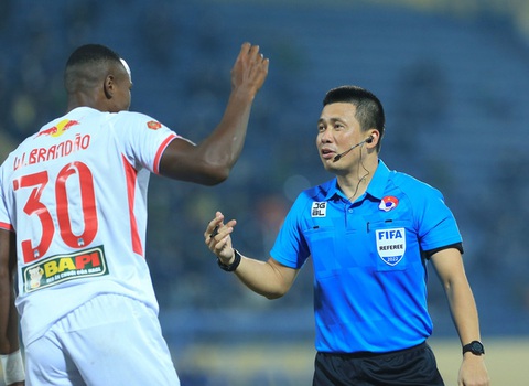 Trọng tài Ngô Duy Lân tiếp tục vắng mặt tại vòng 14 V-League - Ảnh 2. Trọng tài Ngô Duy Lân tiếp tục vắng mặt tại vòng 14 V-League - Ảnh 2.
