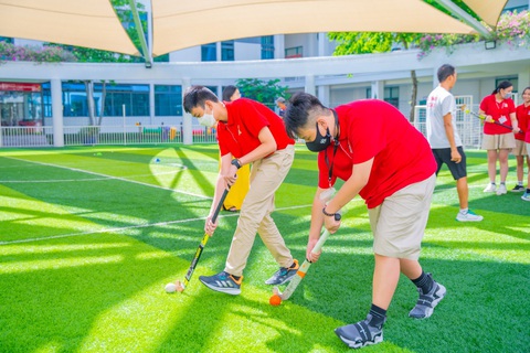 Giáo viên mới lạ trong trang phục các nước, học sinh thử sức chơi hockey ngày tựu trường - Ảnh 4. Giáo viên mới lạ trong trang phục các nước, học sinh thử sức chơi hockey ngày tựu trường - Ảnh 4.