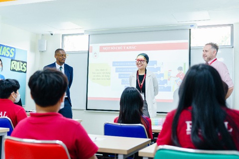 Giáo viên mới lạ trong trang phục các nước, học sinh thử sức chơi hockey ngày tựu trường - Ảnh 5. Giáo viên mới lạ trong trang phục các nước, học sinh thử sức chơi hockey ngày tựu trường - Ảnh 5.