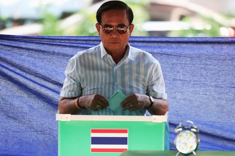 Thủ tướng Thái bị đình chỉ, rồi sao nữa? - Ảnh 1. Thủ tướng Thái bị đình chỉ, rồi sao nữa? - Ảnh 1.