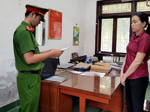 Nhân viên ngân hàng lừa đảo hơn 81 tỉ đồng - Ảnh 1. Nhân viên ngân hàng lừa đảo hơn 81 tỉ đồng - Ảnh 1.