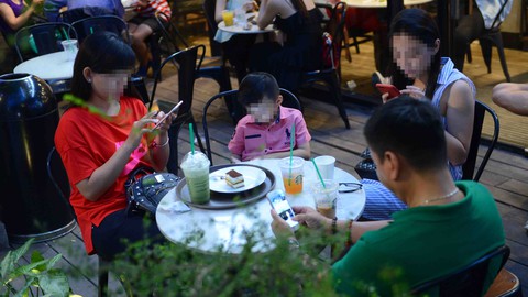 Chính chúng ta thản nhiên thả con trẻ vào thế giới ảo - Ảnh 1. Chính chúng ta thản nhiên thả con trẻ vào thế giới ảo - Ảnh 1.