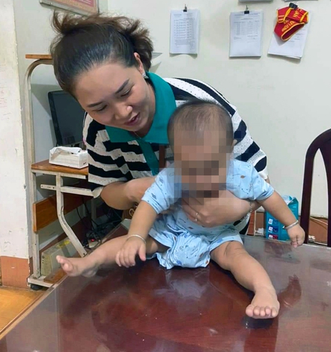 Tìm người thân bé gái 8 tháng tuổi bị bỏ trong vườn cao su - Ảnh 1. Tìm người thân bé gái 8 tháng tuổi bị bỏ trong vườn cao su - Ảnh 1.
