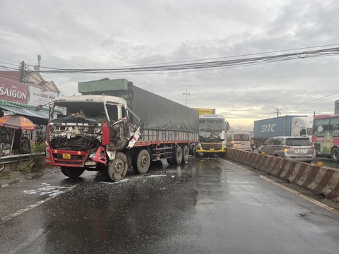 Tai nạn giao thông ở Tiền Giang, kẹt xe hàng chục cây số qua tận Vĩnh Long - Ảnh 1. Tai nạn giao thông ở Tiền Giang, kẹt xe hàng chục cây số qua tận Vĩnh Long - Ảnh 1.