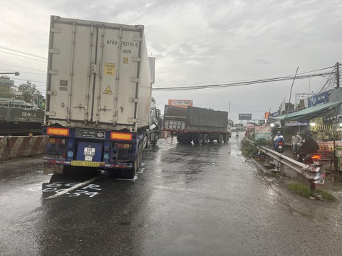 Tai nạn giao thông ở Tiền Giang, kẹt xe hàng chục cây số qua tận Vĩnh Long - Ảnh 2. Tai nạn giao thông ở Tiền Giang, kẹt xe hàng chục cây số qua tận Vĩnh Long - Ảnh 2.