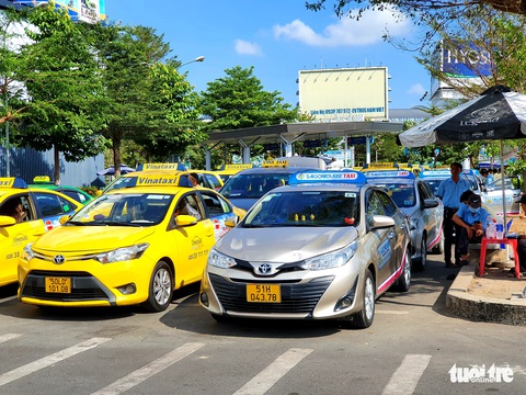 Tài xế ngại đón khách ở sân bay, hãng xe tung chiêu hỗ trợ 25.000 đồng/chuyến - Ảnh 1. Tài xế ngại đón khách ở sân bay, hãng xe tung chiêu hỗ trợ 25.000 đồng/chuyến - Ảnh 1.