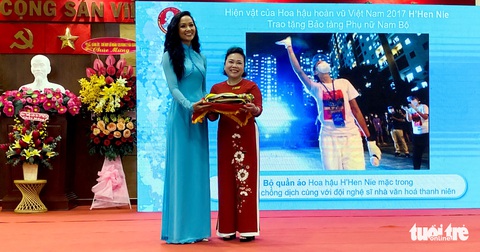 Hoa hậu H’Hen Niê trao tặng kỷ vật chống dịch COVID-19 cho bảo tàng - Ảnh 1. Hoa hậu H’Hen Niê trao tặng kỷ vật chống dịch COVID-19 cho bảo tàng - Ảnh 1.