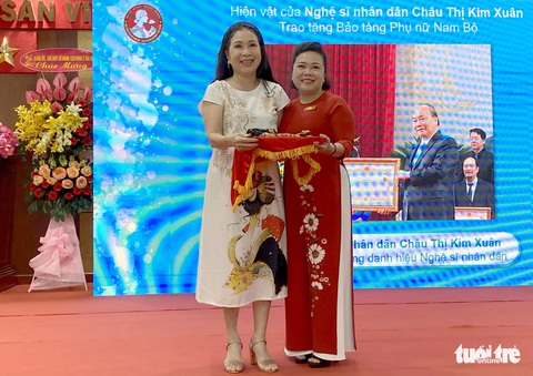 Hoa hậu H’Hen Niê trao tặng kỷ vật chống dịch COVID-19 cho bảo tàng - Ảnh 2. Hoa hậu H’Hen Niê trao tặng kỷ vật chống dịch COVID-19 cho bảo tàng - Ảnh 2.