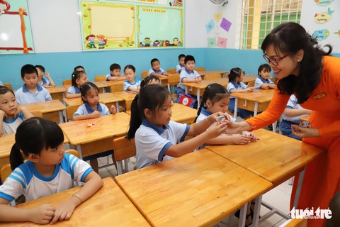 Hiệu trưởng gửi thư cho phụ huynh lớp 1: Trăm hoa đều có chỗ đứng dưới ánh mặt trời - Ảnh 1. Hiệu trưởng gửi thư cho phụ huynh lớp 1: Trăm hoa đều có chỗ đứng dưới ánh mặt trời - Ảnh 1.