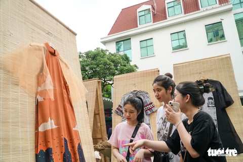 Chiêm ngưỡng 200 bộ áo dài trong triển lãm Áo dài trên con đường di sản - Ảnh 1. Chiêm ngưỡng 200 bộ áo dài trong triển lãm Áo dài trên con đường di sản - Ảnh 1.