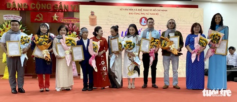 Hoa hậu H’Hen Niê trao tặng kỷ vật chống dịch COVID-19 cho bảo tàng - Ảnh 3. Hoa hậu H’Hen Niê trao tặng kỷ vật chống dịch COVID-19 cho bảo tàng - Ảnh 3.