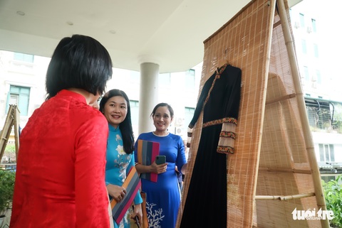 Chiêm ngưỡng 200 bộ áo dài trong triển lãm Áo dài trên con đường di sản - Ảnh 3. Chiêm ngưỡng 200 bộ áo dài trong triển lãm Áo dài trên con đường di sản - Ảnh 3.
