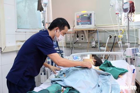 Nguy kịch vì tự điều trị sốt xuất huyết tại nhà - Ảnh 1. Nguy kịch vì tự điều trị sốt xuất huyết tại nhà - Ảnh 1.