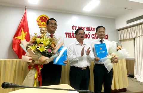Ông Hoàng Quốc Cường nhận quyết định bổ nhiệm giám đốc Sở Y tế Cần Thơ - Ảnh 1. Ông Hoàng Quốc Cường nhận quyết định bổ nhiệm giám đốc Sở Y tế Cần Thơ - Ảnh 1.