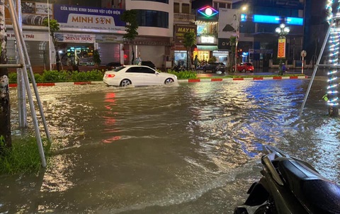 Bão số 3 suy yếu thành vùng áp thấp, hoàn lưu đang gây mưa lớn ở miền Bắc - Ảnh 1. Bão số 3 suy yếu thành vùng áp thấp, hoàn lưu đang gây mưa lớn ở miền Bắc - Ảnh 1.