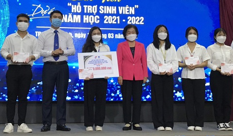 TP.HCM tặng 1.000 học bổng cho Câu lạc bộ Vì Hoàng Sa - Trường Sa thân yêu - Ảnh 4. TP.HCM tặng 1.000 học bổng cho Câu lạc bộ Vì Hoàng Sa - Trường Sa thân yêu - Ảnh 4.