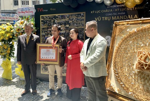 Tác phẩm tăm giang ‘Vũ trụ Mandala’ xác lập kỷ lục Việt Nam và kỷ lục châu Á - Ảnh 3. Tác phẩm tăm giang ‘Vũ trụ Mandala’ xác lập kỷ lục Việt Nam và kỷ lục châu Á - Ảnh 3.
