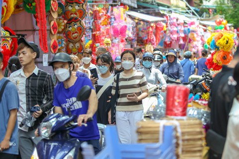 Phố Hàng Mã rực rỡ đêm mùa Trung thu, tràn ngập người trẻ check-in - Ảnh 3. Phố Hàng Mã rực rỡ đêm mùa Trung thu, tràn ngập người trẻ check-in - Ảnh 3.