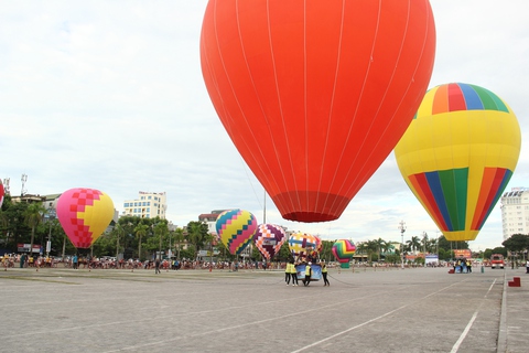 Lần đầu tiên khinh khí cầu bay trên bầu trời TP Thanh Hóa - Ảnh 2. Lần đầu tiên khinh khí cầu bay trên bầu trời TP Thanh Hóa - Ảnh 2.