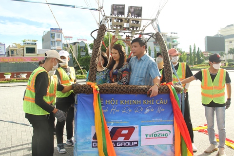 Lần đầu tiên khinh khí cầu bay trên bầu trời TP Thanh Hóa - Ảnh 4. Lần đầu tiên khinh khí cầu bay trên bầu trời TP Thanh Hóa - Ảnh 4.