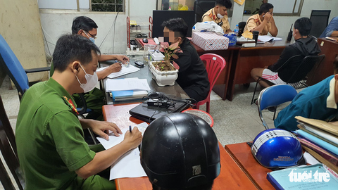 Chọn nơi vắng vẻ để tâm sự, cặp đôi nam bị cướp - Ảnh 2. Chọn nơi vắng vẻ để tâm sự, cặp đôi nam bị cướp - Ảnh 2.