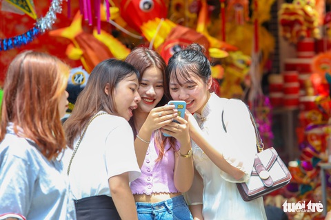 Phố Hàng Mã rực rỡ đêm mùa Trung thu, tràn ngập người trẻ check-in - Ảnh 2. Phố Hàng Mã rực rỡ đêm mùa Trung thu, tràn ngập người trẻ check-in - Ảnh 2.