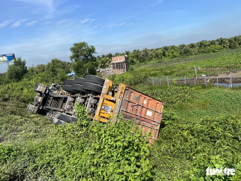 Xe container lật trên đường cao tốc TP.HCM - Trung Lương - Ảnh 1. Xe container lật trên đường cao tốc TP.HCM - Trung Lương - Ảnh 1.