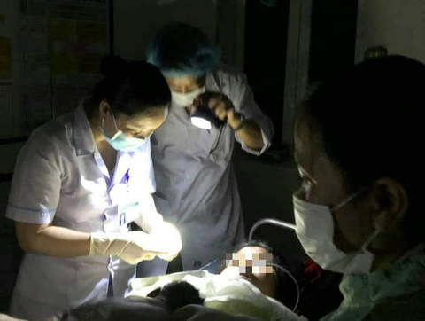 Lưới điện bệnh viện bị sự cố, bác sĩ soi đèn pin đỡ đẻ cho sản phụ sinh 3 - Ảnh 1. Lưới điện bệnh viện bị sự cố, bác sĩ soi đèn pin đỡ đẻ cho sản phụ sinh 3 - Ảnh 1.