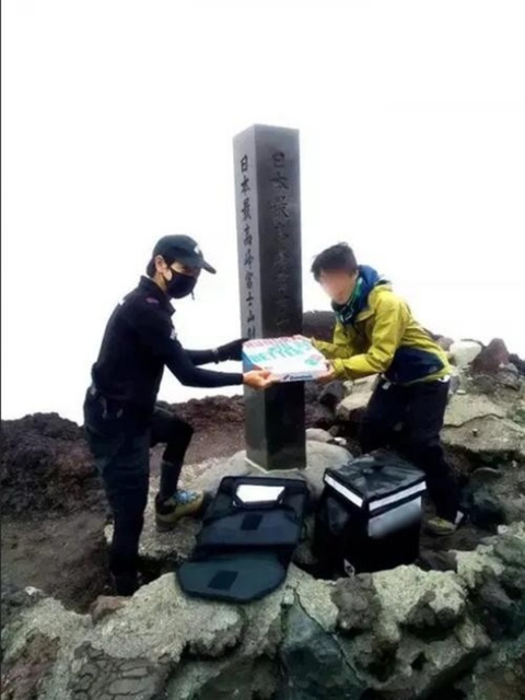 Shipper người Nhật vượt khó... giao hàng trên đỉnh Phú Sĩ - Ảnh 2. Shipper người Nhật vượt khó... giao hàng trên đỉnh Phú Sĩ - Ảnh 2.