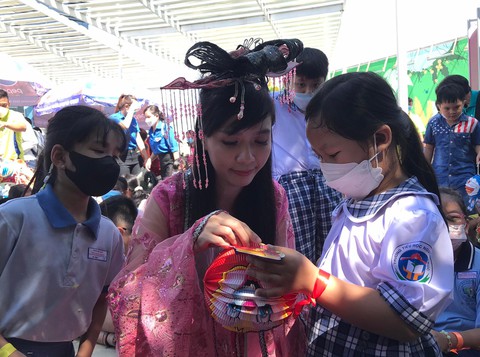 Trung thu mơ ước cho 4.500 trẻ khó khăn, mồ côi vì COVID-19 - Ảnh 2. Trung thu mơ ước cho 4.500 trẻ khó khăn, mồ côi vì COVID-19 - Ảnh 2.