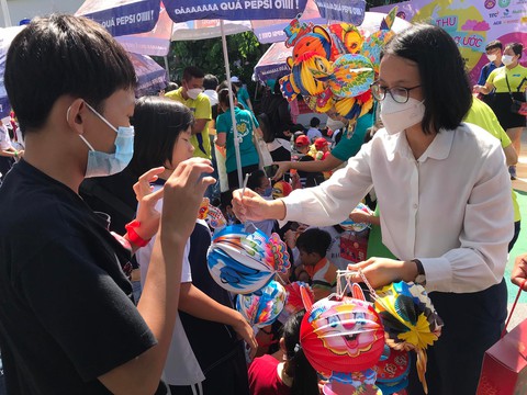 Trung thu mơ ước cho 4.500 trẻ khó khăn, mồ côi vì COVID-19 - Ảnh 1. Trung thu mơ ước cho 4.500 trẻ khó khăn, mồ côi vì COVID-19 - Ảnh 1.